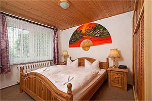 Große Ferienwohnung: Schlafzimmer mit Doppelbett