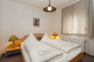 Kleine Ferienwohnung: Schlafzimmer mit Doppelbett