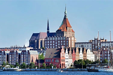 Stadthafen und östliche Altstadt Rostocks Silhouette Rostock vom Wasser aus