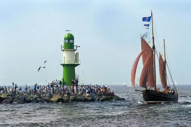 Mole Warnemünde Historischer Segler passiert die Warnemünder Mole