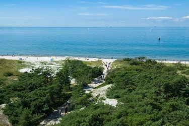Blick vom Leuchturm Darßer Ort auf den Strand und die Ostsee Strand am Darßer Ort