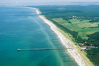 Ostsee, Strand und Seebrücke von Graal-Müritz, umgeben von der Rostocker Heide Graal-Müritz aus der Vogelperspektive