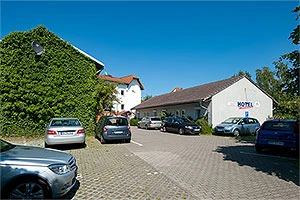 Pkw-Parkplätze am Haus