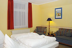 Doppelzimmer mit Doppelbett und Beistellcouch